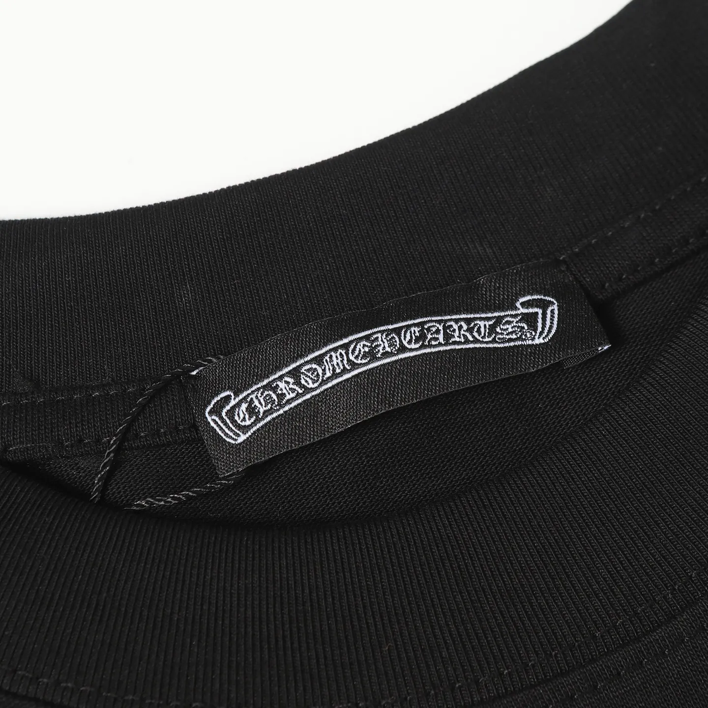 🅿️170 CHROME HEARTS/Chrome Heart CH Sanskrit printed short-sleeved T-shirt on the chest The fabric is made of 280g heavy combed cotton, customized with 32 count 1*1 threads. The garment is washed twice. The fabric is comfortable and skin-friendly without any strange feeling. Custom dyed fabric, with high textile density, good drape and not easy to deform. The thick texture and compact spinning process will not affect the breathability of the fabric. The saturation of the color is very high. Imported digital direct-injection printing technology. A versatile and good-looking short sleeve. The loose fit covers the flesh and makes you slim. Size: XS-L